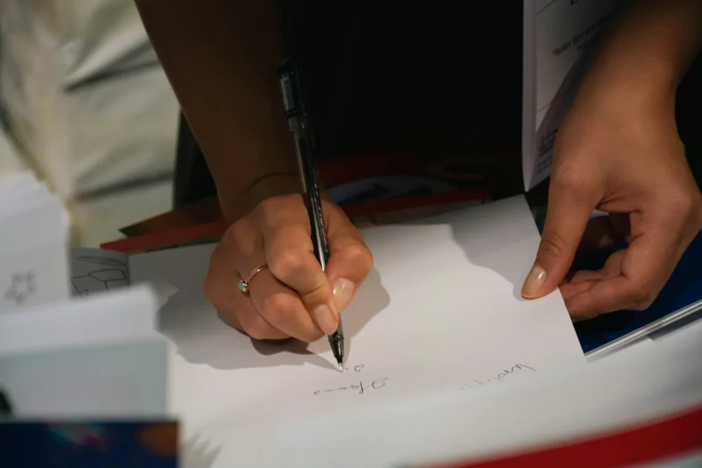 Mãos fazendo anotações em papel