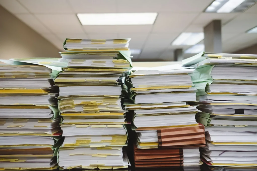 Pilhas de processos e pastas de documentos